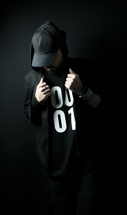 Kvalitní černá mikina.