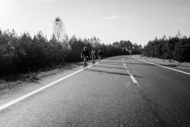 tři cyklisté