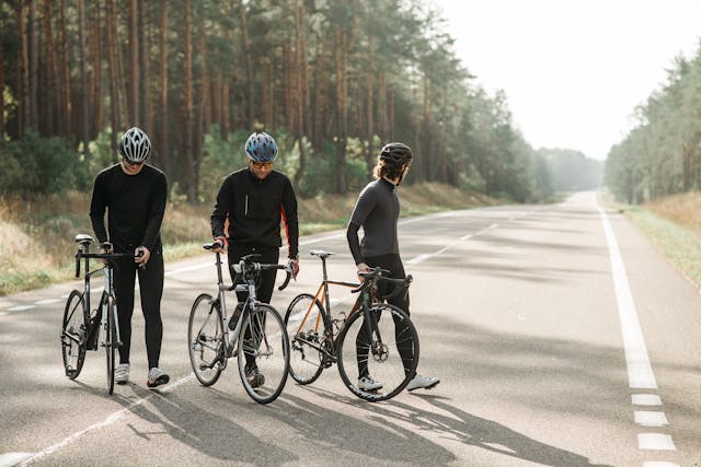 tři cyklisté